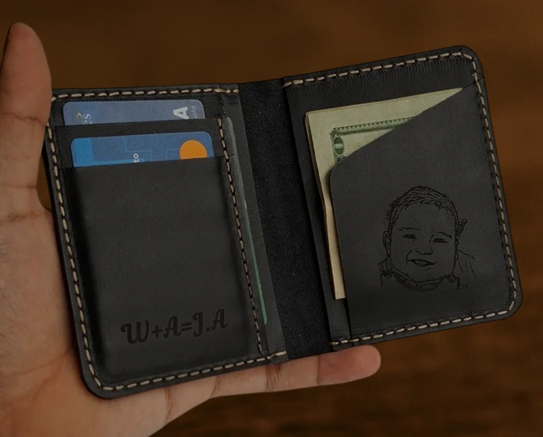 Theo tarjetero de cuero negro